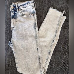 We The Free Juniors Women’s Size 25 acid washed medium Rise 25x27 Fringe Hem